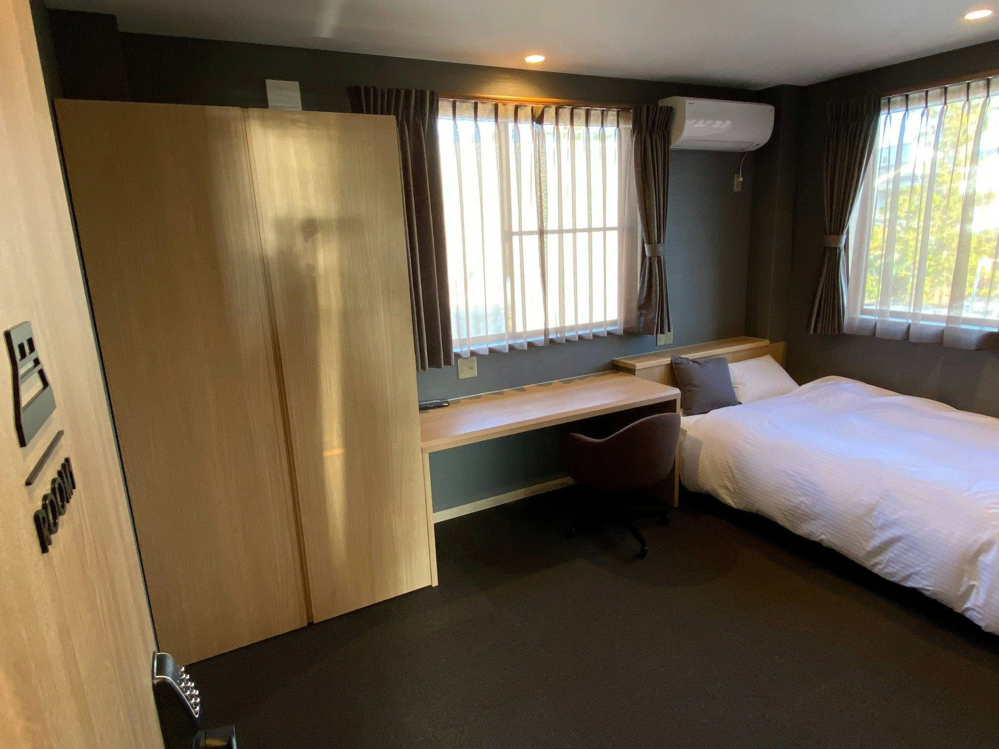 淡路島唯一の高級別荘地に立つホテルのシックなデラックスルーム